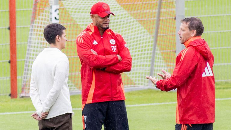 Holger Seitz (r.) im Gespräch mit Vincent Kompany.