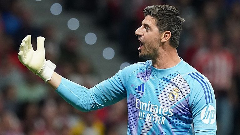 Real-Keeper Thibaut Courtois provoziert die Atletico-Fans.