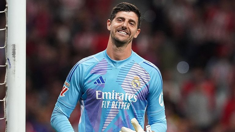 Real-Keeper Thibaut Courtois lächelt über die Atletico-Fans.