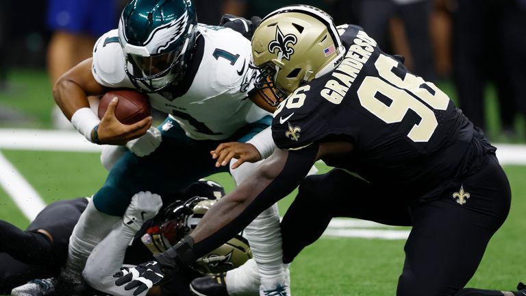 Die Philadelphia Eagles stoppen den Lauf der New Orleans Saints.