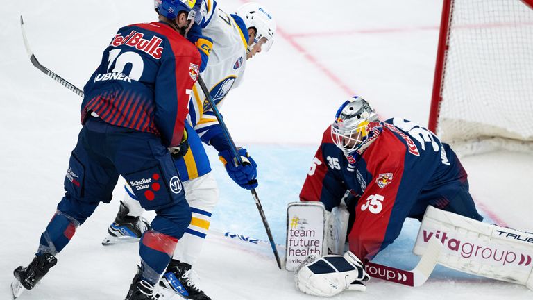 Der EHC Red Bull München unterliegt den Buffalo Sabres um JJ Peterka (m.).