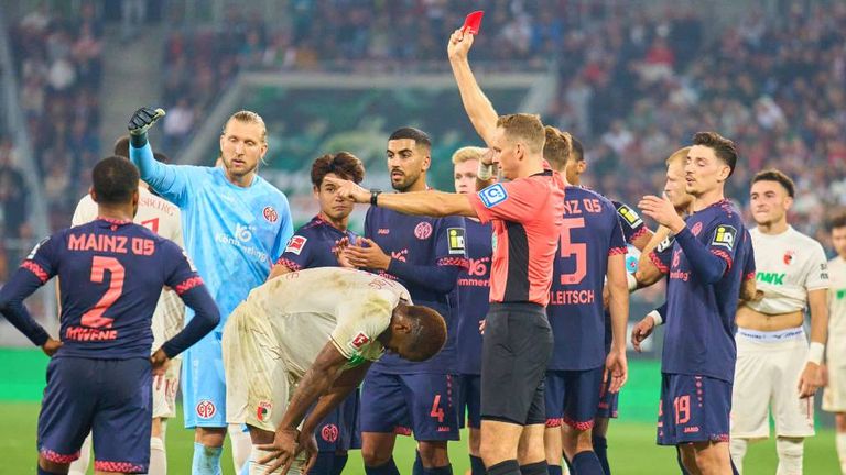 Augsburgs Samuel Essende sah gegen Mainz wegen einer Tätlichkeit die Rote Karte.