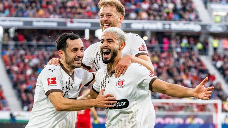 Der FC St. Pauli jubelt in Freiburg.