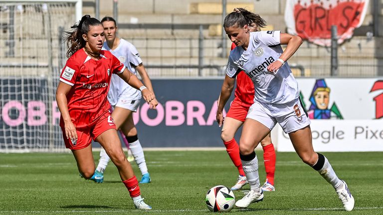 Die Damen des SC Freiburg (rote Trikots) legen Einspruch gegen die Wertung der 2:3-Niederlage gegen Leverkusen ein. 