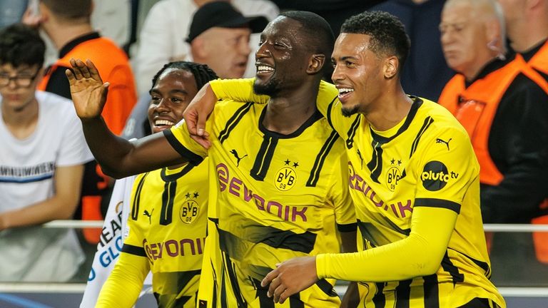 BVB-Stürmer Serhou Guirassy (M) jubelt mit Jamie Gittens (l.) und Felix Nmecha.