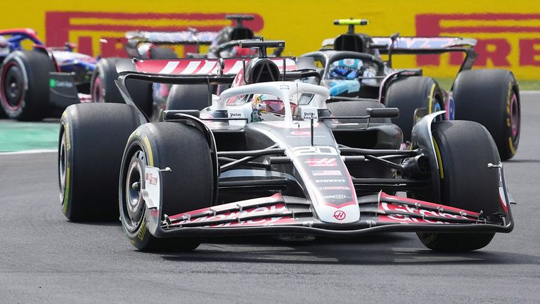 Haas-Pilot Kevin Magnussen (vorne) muss in Baku zuschauen.