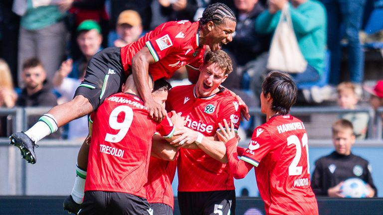 Hannover 96 behält im Duell mit Kaiserslautern die Oberhand.