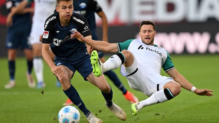 Paderborns Filip Bilbija (l.) und Hannovers Enzo Leopold im Kampf um den Ball.