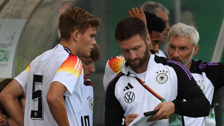 Ben Hawighorst bekommt von Co-Trainer und Rio-Weltmeister Shkodran Mustafi Anweisungen.