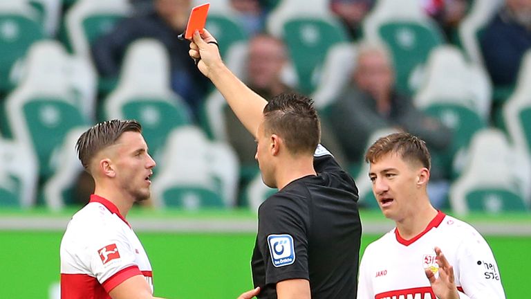 Schiedsrichter Sven Jablonski gibt seine Fehleinschätzung beim Spiel des VfB Stuttgart beim VfL Wolfsburg zu. 