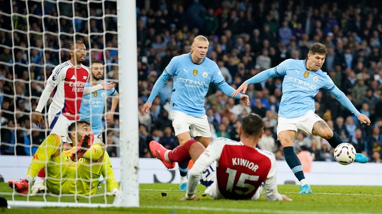 John Stones rettet Manchester City in letzter Sekunde vor einer Pleite in Überzahl.