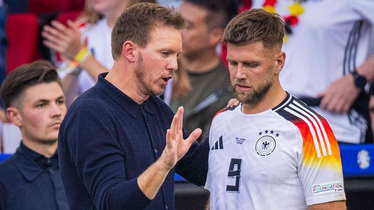 Niclas Füllkrug (r.) fehlt Bundestrainer Julian Nagelsmann (l.) im Kracher gegen die Niederlande. 