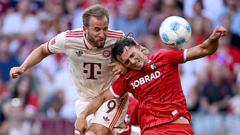 Bayern-Stürmer Harry Kane (l.) köpft aus kurzer Distanz die Hand von Freiburgs Max Rosenfelder an - und bekommt einen Elfmeter.