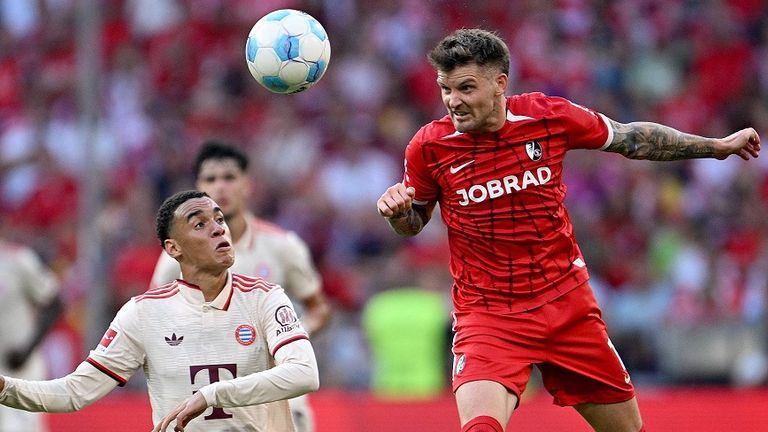 Freiburgs Lukas Kübler (r.) ist hier vor Bayerns Jamal Musiala am Ball.