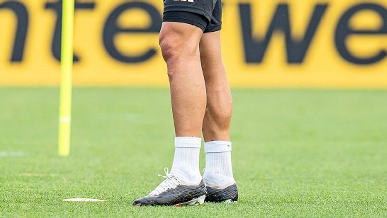 Joshua Kimmich hat seine Fußballschuhe schwarz angemalt.