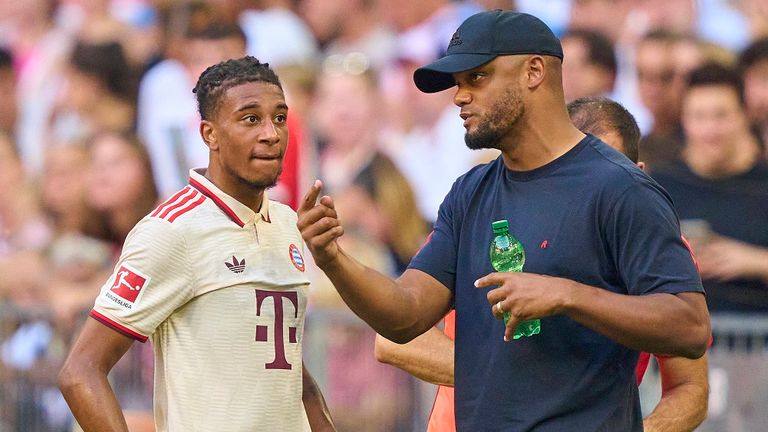 Bayern-Trainer Vincent Kompany (r.) im Gespräch mit Michael Olise.