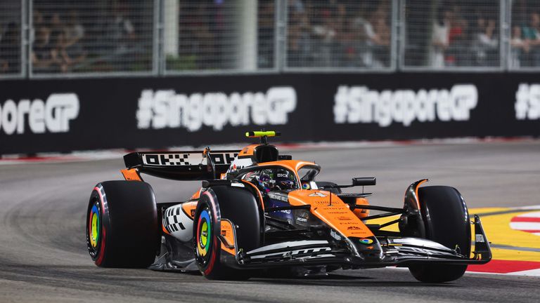 Lando Norris fährt unter dem Flutlicht von Singapur die schnellste Zeit im 2. Freien Training.