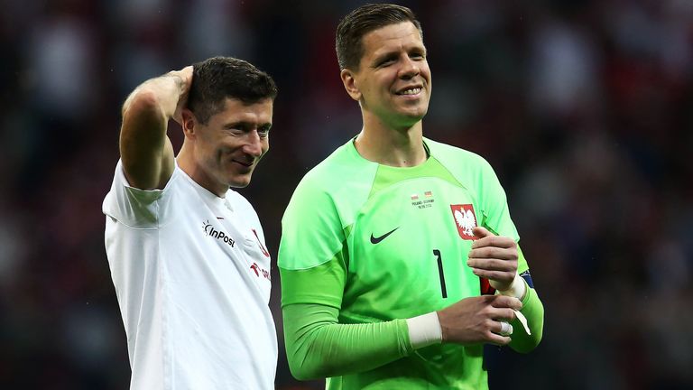 Robert Lewandowski (li.) lotst Wojciech Szczesny zum FC Barcelona.