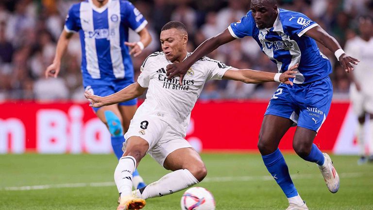 Superstar Kylian Mbappe muss bei dem Duell zwischen Real Madrid gegen Deportivo Alaves frühzeitig vom Platz verletzt ausgewechselt werden.