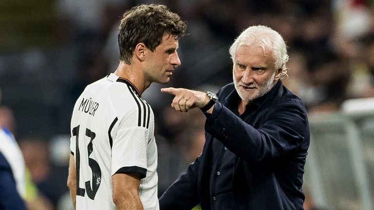 Thomas Müller (l.) im Gespräch mit Rudi Völler.