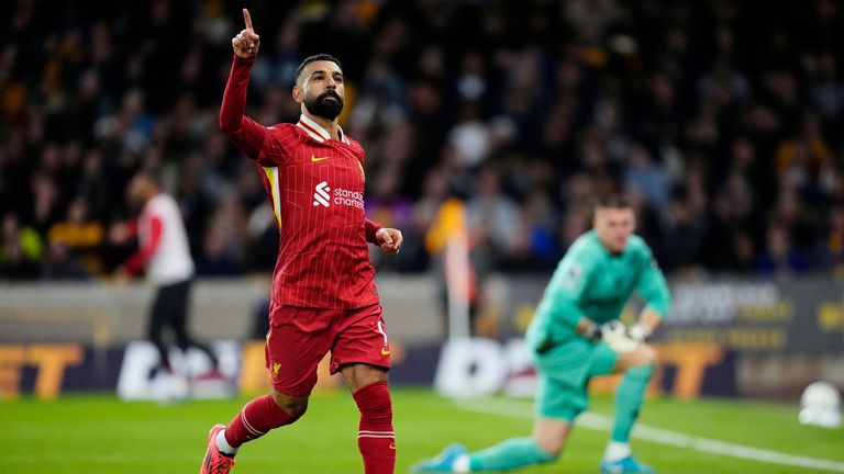 Mohamed Salah feiert seinen Siegtreffer gegen die Wolverhampton Wanderers.