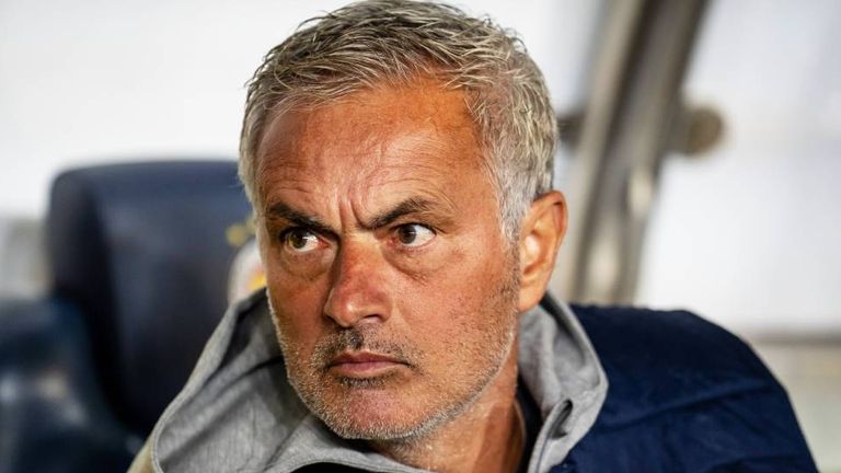 Jose Mourinho hat bei Fenerbahce eine kuriose Gelbe Karte erhalten.