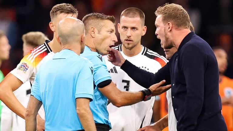 Bundestrainer Julian Nagelsmann (r.) musste nach dem Schlusspfiff noch etwas beim Schiedsrichter loswerden.