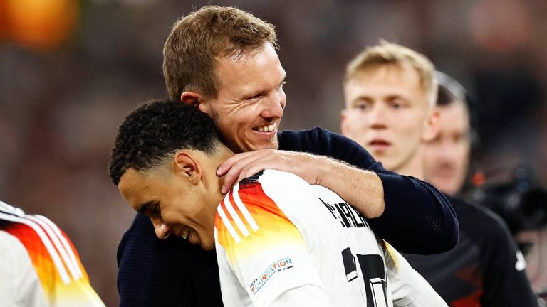 Julian Nagelsmann herzt Jamal Musiala nach seiner Gala gegen Ungarn.