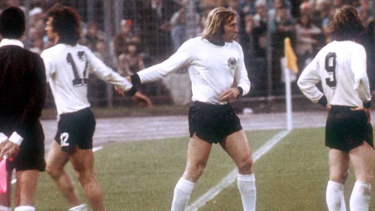 WM 1974: Günter Netzer wird im Spiel gegen die DDR für Wolfgang Overath eingewechselt.