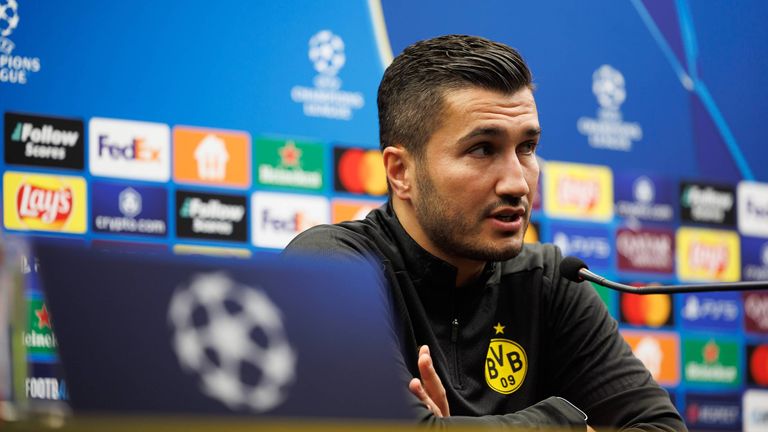 BVB-Trainer Nuri Sahin stellt sich vor dem Champions League-Spiel den Fragen der Journalisten.