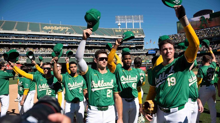 Die Oakland Athletics gewinnen das letzte Spiel im Oakland Coliseum gegen die Texas Rangers mit 3:2.