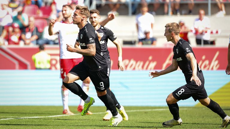 Joel Grodowski (l) feiert seinen Treffer zum zwischenzeitlichen 0:1.