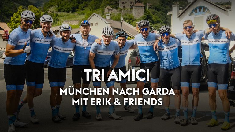 Tri Amici to Garda dokumentiert die eintägige Fahrradtour von zehn Freunden, die 371 km von München über den Brennerpass nach Torbole am Gardasee zurücklegen. Ein inspirierendes und emotionales Porträt über Teamwork, Ausdauer und die Freude am Radfahren.