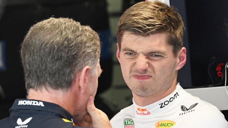 Max Verstappen (r.) und Teamchef Christian Horner im Austausch in der Garage von Red Bull in Monza.