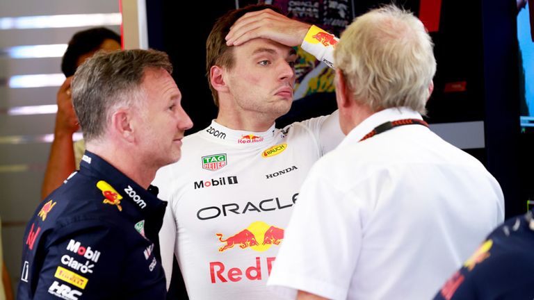 Weltmeister Max Verstappen (m.) im Gespräch mit Red-Bull-Teamchef Christian Horner (l.) und Motorsportchef Helmut Marko.