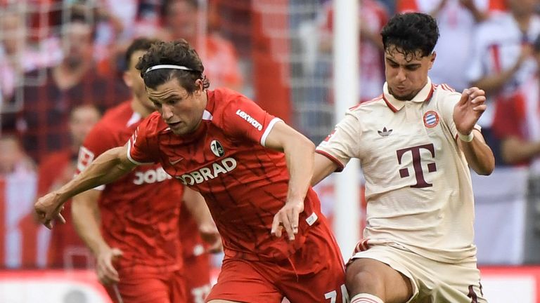 Merlin Röhl (l.) im Duell mit Bayerns Aleksandar Pavlovic.