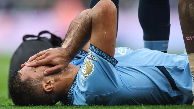 City-Superstar Rodri verletzt sich gegen Arsenal schwer am Knie.