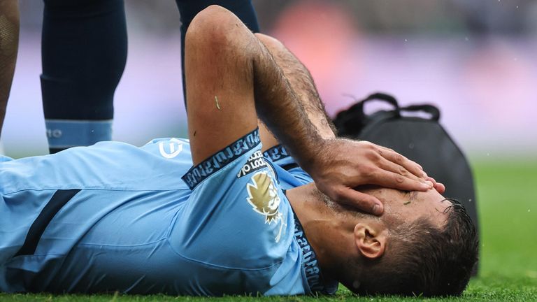 City-Superstar Rodri verletzt sich gegen Arsenal schwer am Knie.