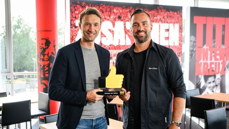 Sky Reporter Marlon Irlbacher (r.) übergibt Simon Rolfes die Trophäe.