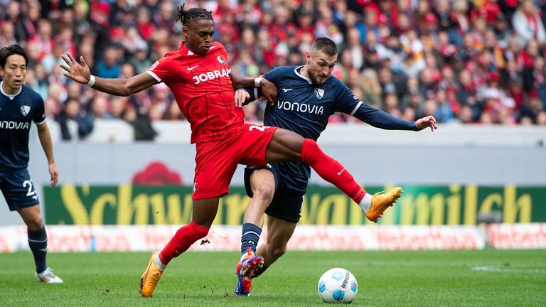 Der SC Freiburg feiert dank Junior Adamu den zweiten Saisonsieg gegen Bochum.