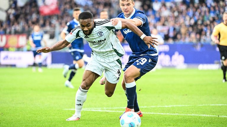 Schalkes Moussa Sylla (l.) und Karlsruhes Lasse Günther im Duell.