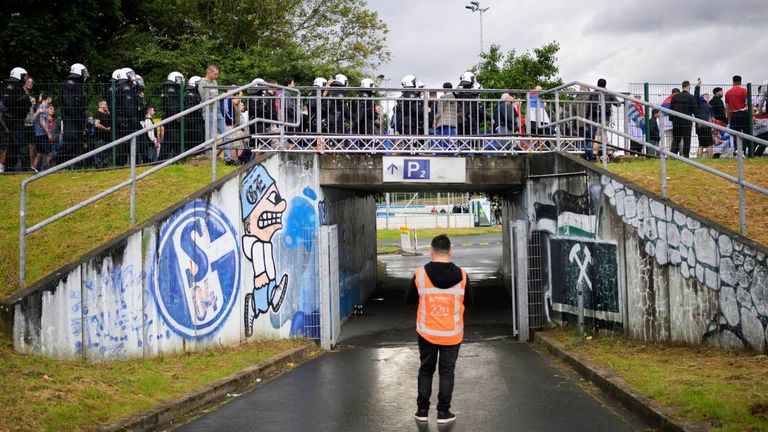 Nach einem Schalke-Testspiel kam es zu einer Massenschlägerei zwischen mehreren hundert Fans.