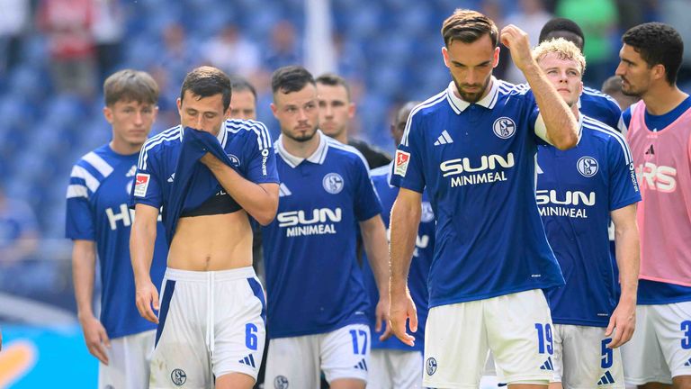 Ron Schallenberg (l.) vom FC Schalke 04 sieht die Schuld der Krise bei den Spielern.