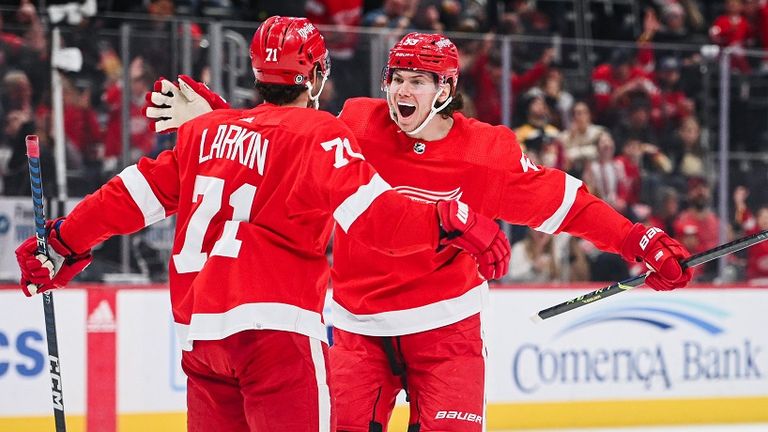 Moritz Seider (r.) überzeugt bei den Detroit Red Wings.