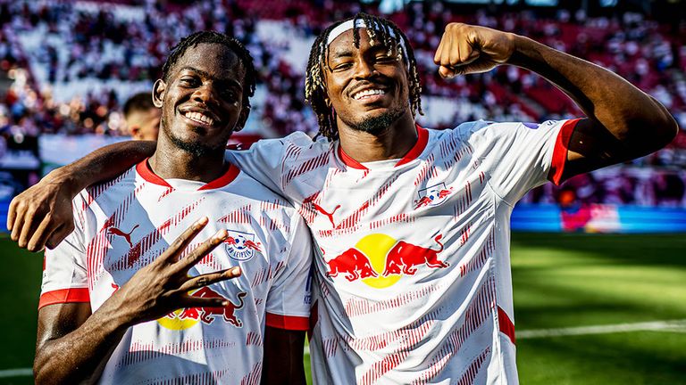 Mohamed Simakan (r.) verlässt RB Leipzig.