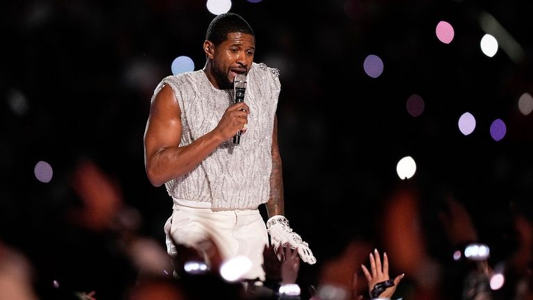 11. Februar 2024: Usher performt in der Halftime-Show im Allegiant Stadium in Paradise. 