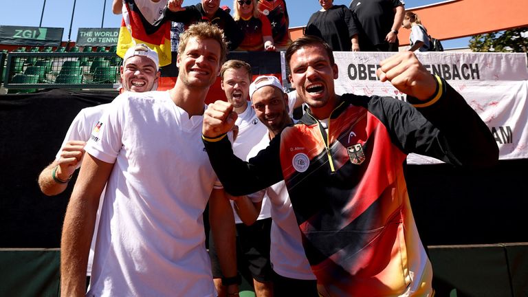 Das deutsche Davis-Cup-Team steht nach zwei 3:0-Siegen vorzeitig in der Finalrunde im spanischen Malaga.