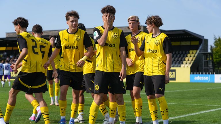 Die U17 von Borussia Dortmund will auch gegen den SV Meppen jubeln.