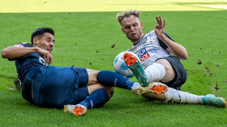 Paderborns Raphael Obermair (l.) und Ulms Philipp Strompf im Kampf um den Ball.