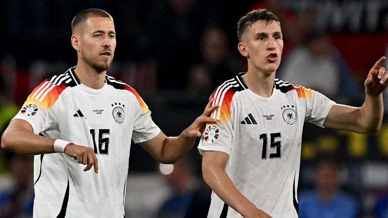 Die beiden BVB-Profis Waldemar Anton (l.) und Nico Schlotterbeck (r.) kämpfen bei den Nations-League-Spielen der deutschen Nationalmannschaft um den Platz neben Jonathan Tah in der Innenverteidigung.